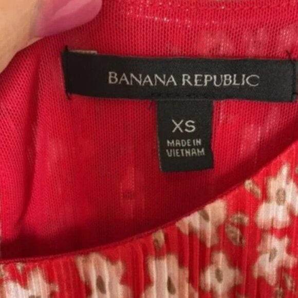 Banana Republic Red Floral Pleated Tank Top - Picture 6 of 11